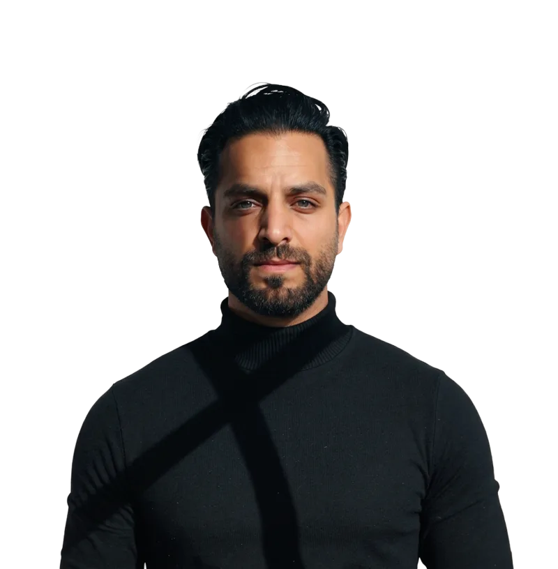 Deniz Parin im schwarzen Rollkragenpullover